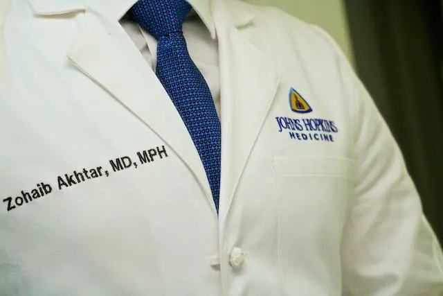 Johns Hopkins Medicine का व्हाइट कोट